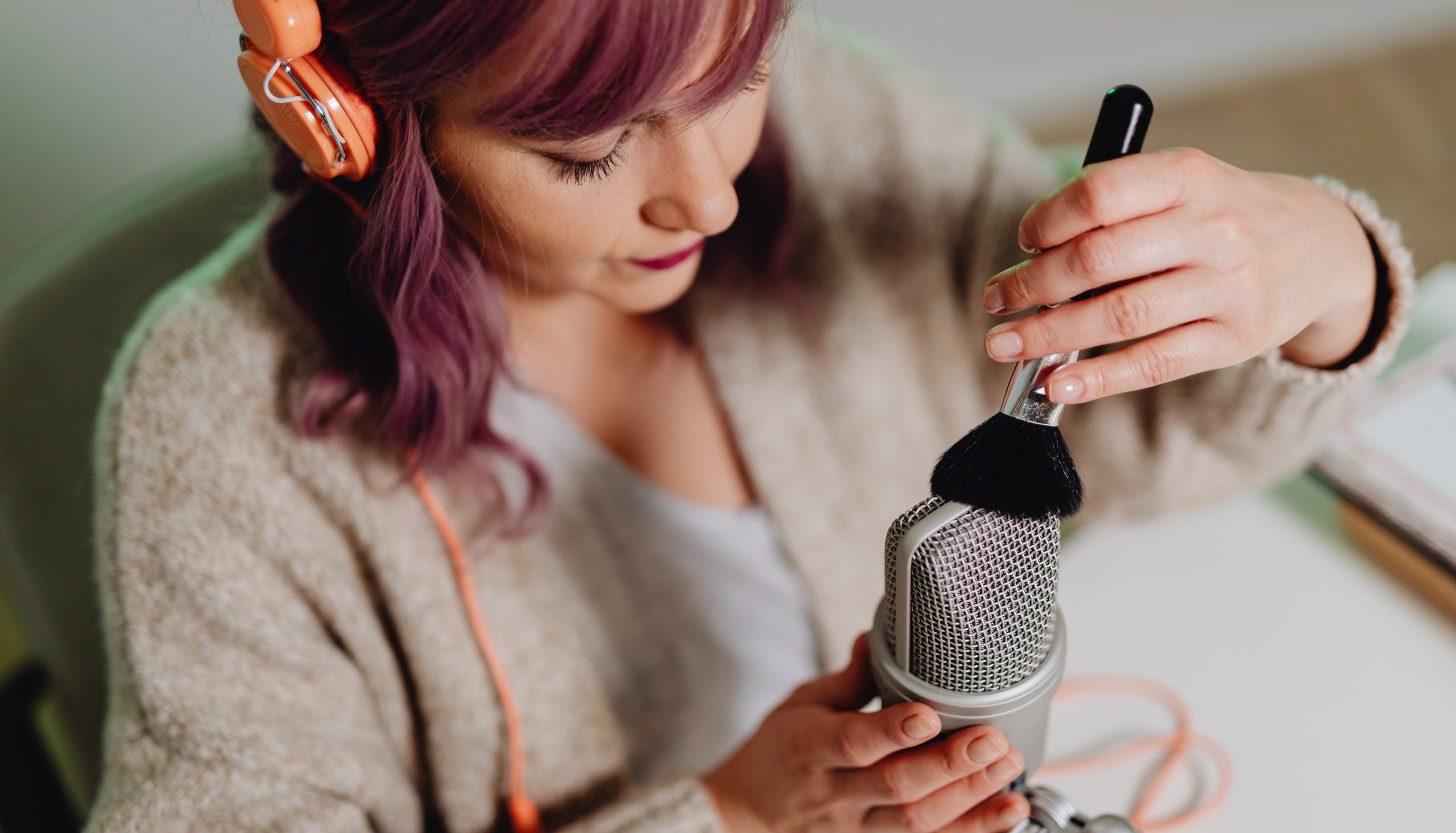 Exploring The Relaxing World Of ASMR Makeup - MetDaan